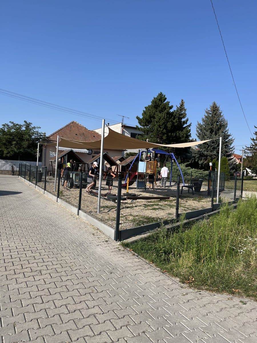 Cukráreň Chorvátsky dom s terasou a detským ihriskom v Chorvátskom Grobe