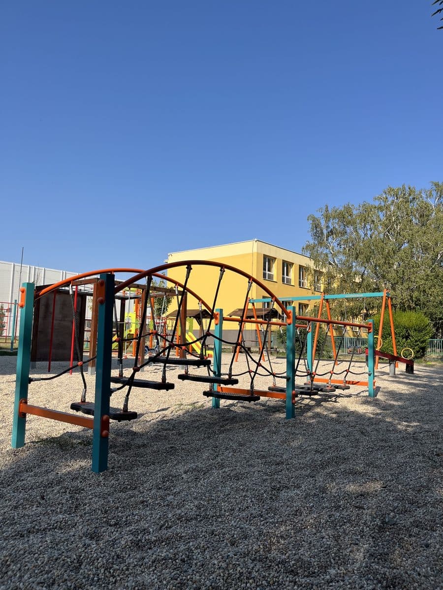 Detské ihrisko s preliezkami a hojdačkami v Chorvátskom Grobe