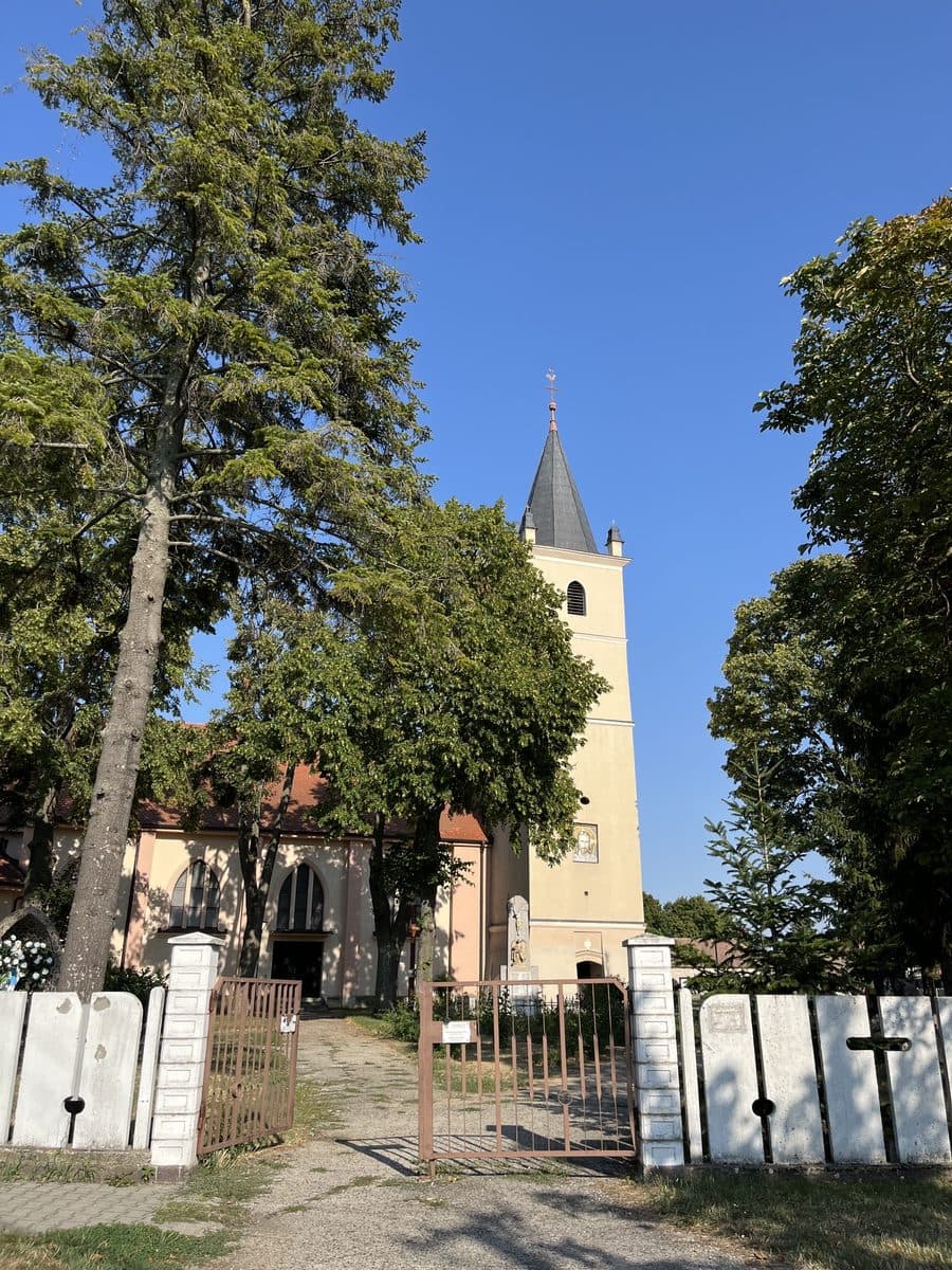 Kostol s vežou medzi stromami v centre Chorvátskeho Grobu