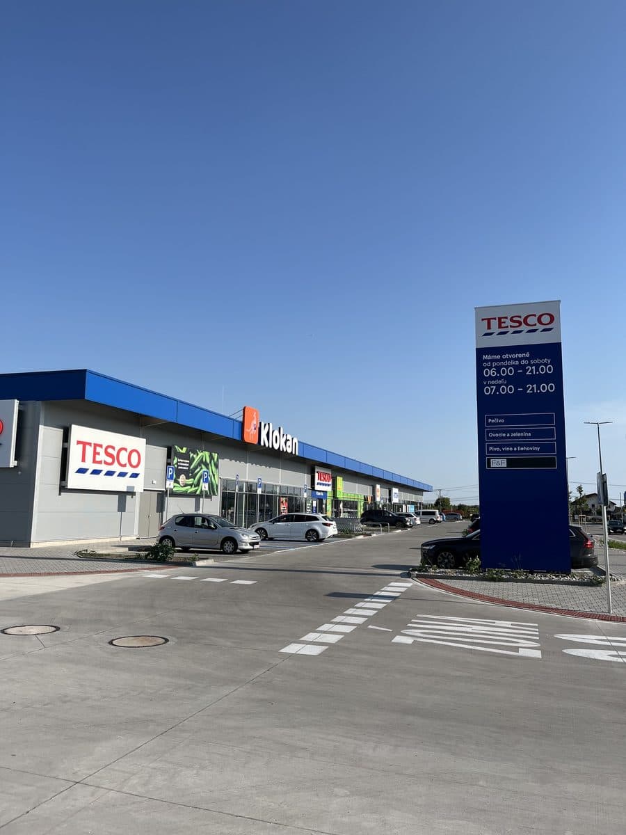 Obchodné centrum Klokan s hypermarketom Tesco v Chorvátskom Grobe
